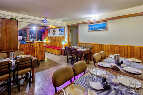 Dinning & Lobby by top resorts in manali