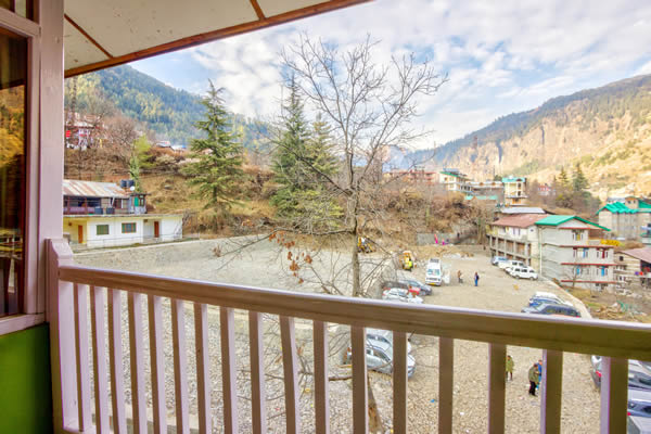 Ample Parking by top resorts in manali
